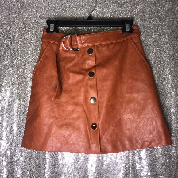 brown faux leather skirt with golden buttons - Picture 1 of 4
